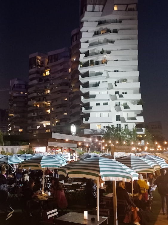 Gud con sullo sfondo i palazzi di Citylife -  locali all'aperto a Milano