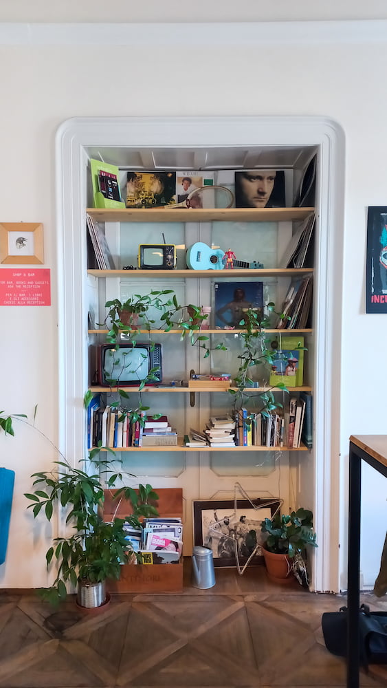 la libreria vintage dell'ostello Contro Vento