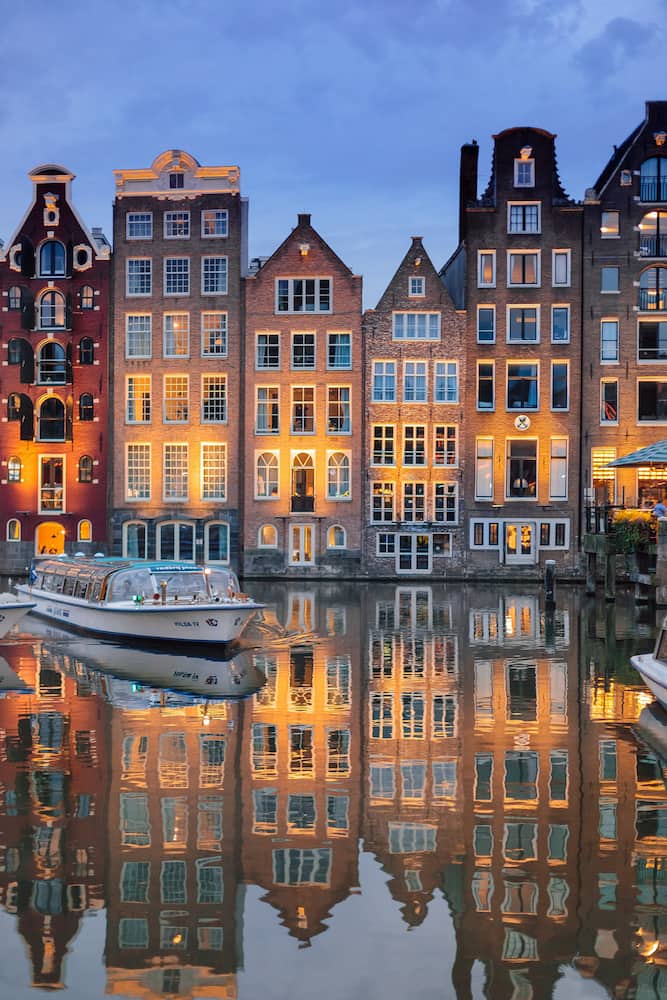 Le luci dei palazzi di Amsterdam, fra le città europee da visitare in inverno