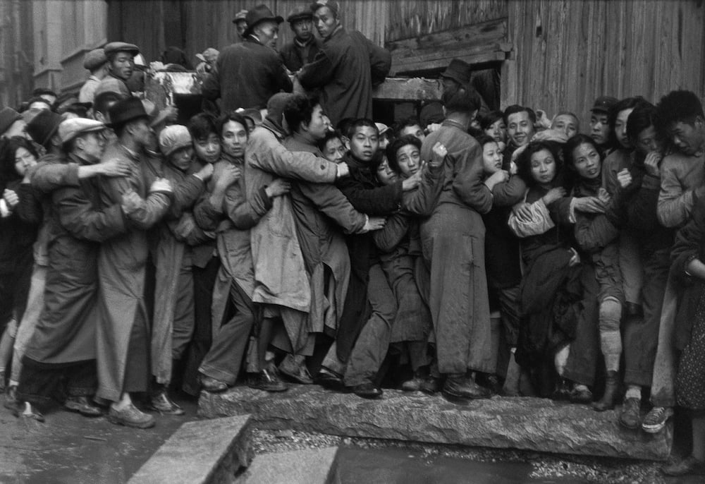 Shanghai, fila per comprare l'oro - Henri Cartier Bresson Milano