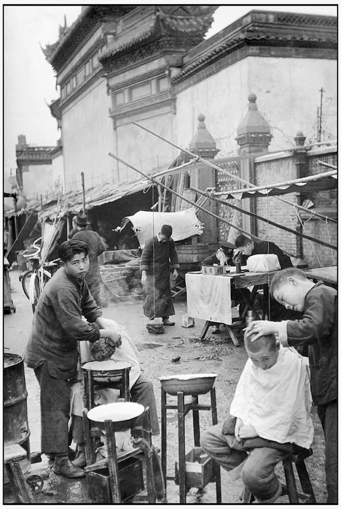 Shampo e taglio di capelli a Shanghai - Henri Cartier Bresson Milano