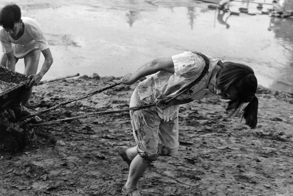 Studenti costruiscono una piscina -Henri Cartier Bresson Milano