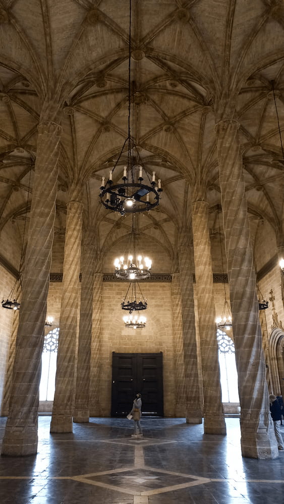 Le altissime colonne nella Sala della contrattazione della Lonja de la seda