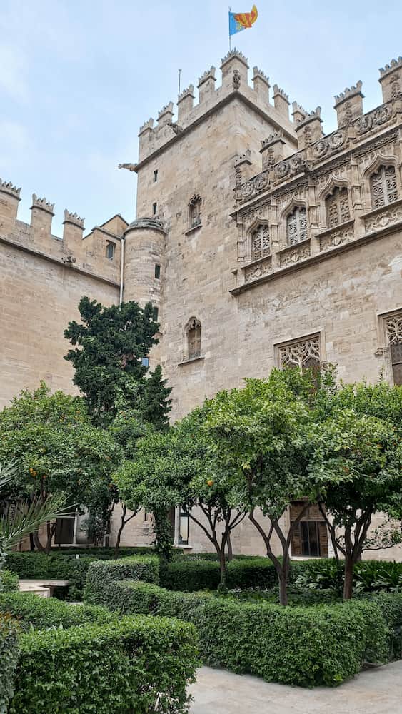 Visitare Valencia in 3 giorni: il cortile interno della Lonja de la seda