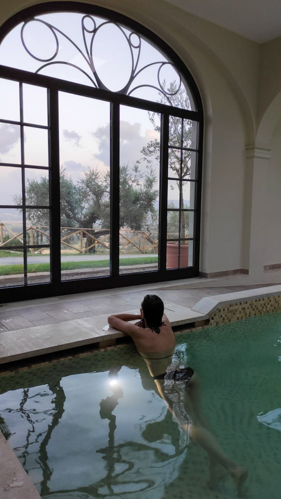 io nella piscina della spa - resort con spa in umbria