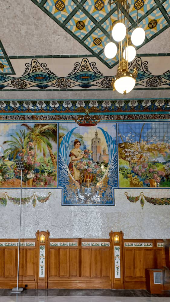 Visitare Valencia in 3 giorni: la sala coi dipinti in ceramica nella Estación del Norte