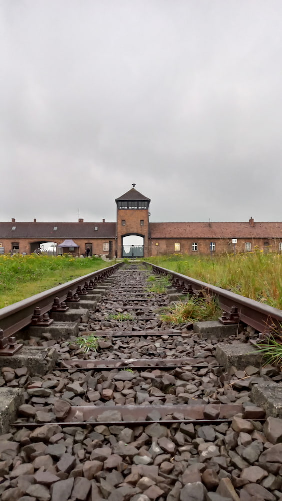 I binari in primo piano e la torre di ingresso ad Auschwitz 2 - Visitare Auschwitz da Cracovia