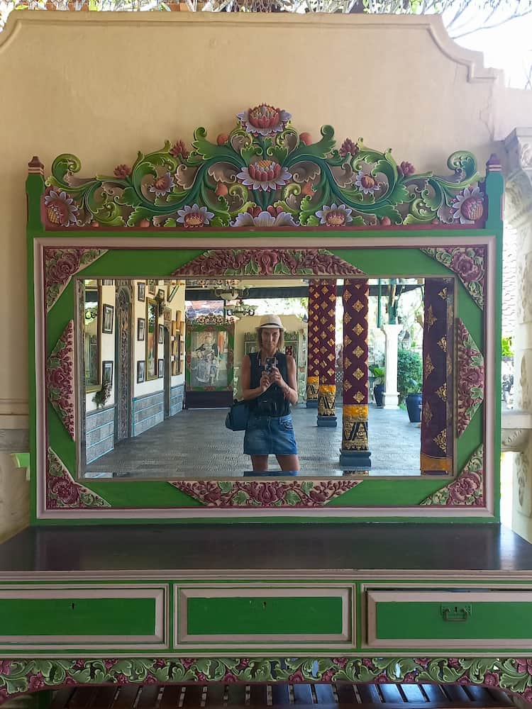 Foto di me allo specchio nel palazzo Puri Agung Karangasem 