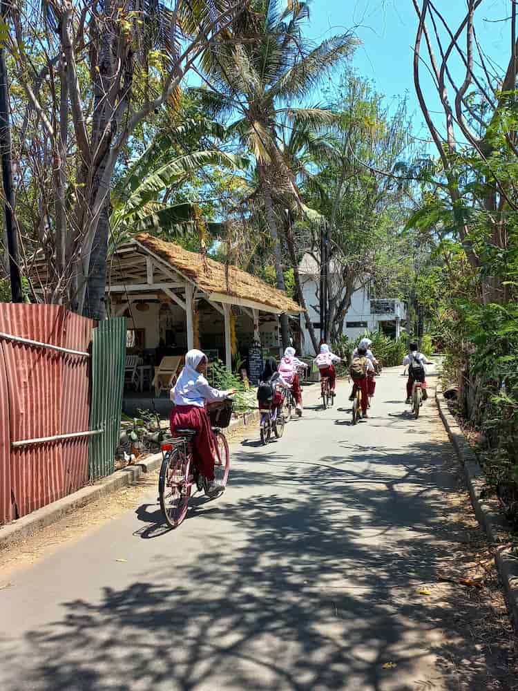 Bimbe col velo in bici al ritorno da scuole