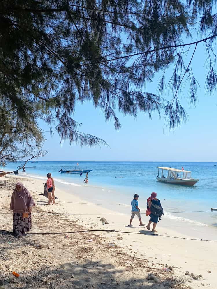 Locals e turisti in spiaggia