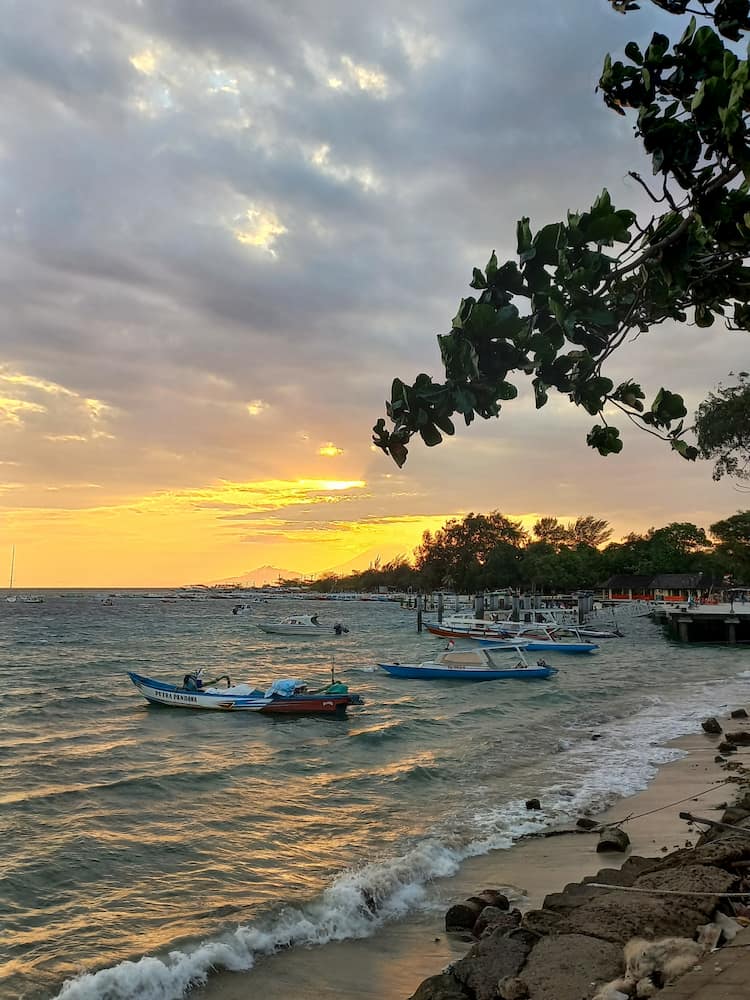 Il tramonto dal porticciolo dall'isola di Gili Air