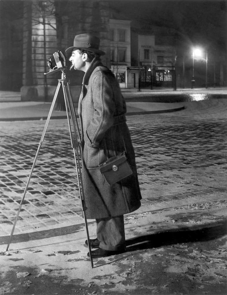 Autoritratto di Brassai di fronte alla macchina fotografica per strada