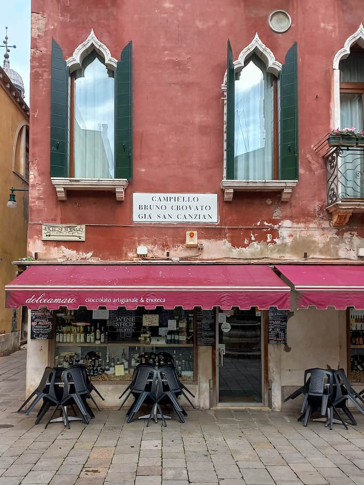 Un bar in un palazzo dalle finestre decorate