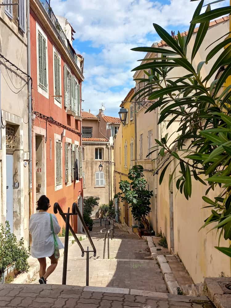 Vicolo del Panier fra casse colorate e piante - Visitare Marsiglia a piedi