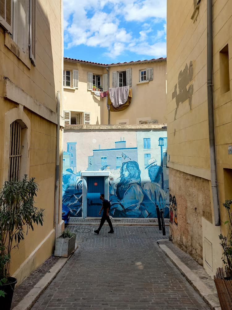 murales in un vicolo del panier - visitare marsiglia a piedi