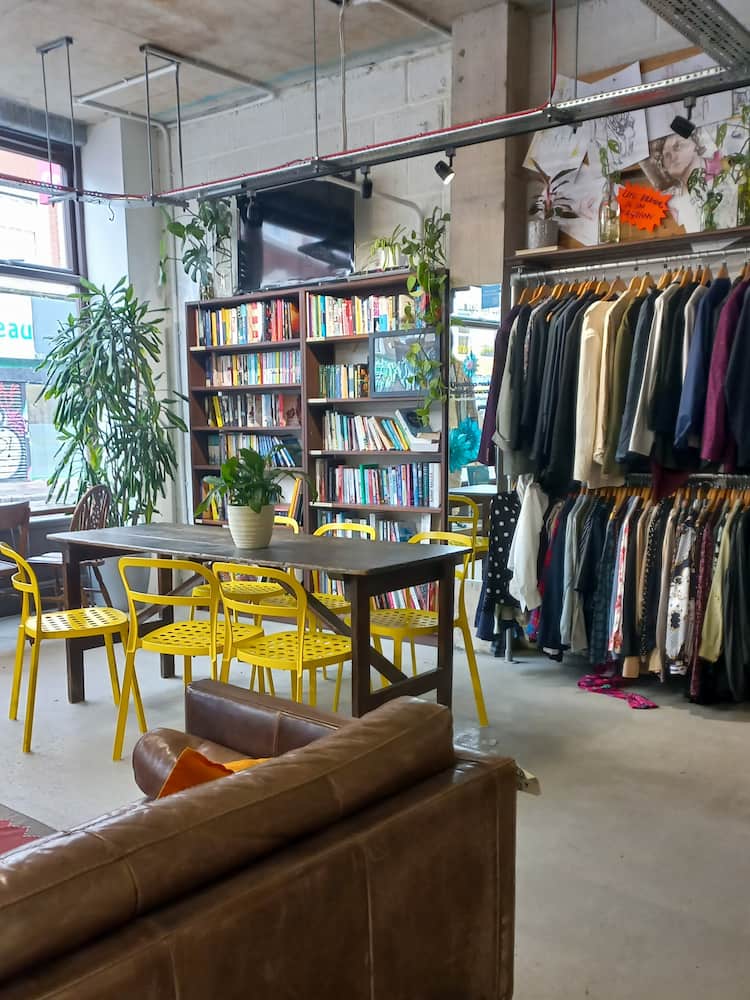 l'interno di crisis, negozio second hand nel quartiere di Peckham
