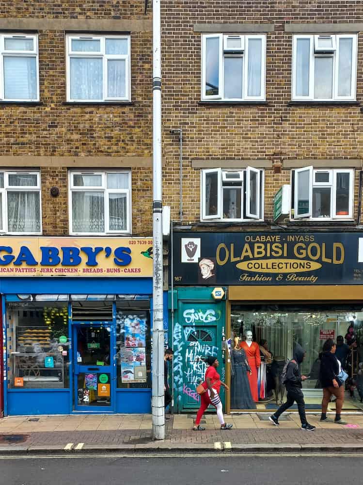 negozi e persone su una via nel quartiere di Peckham