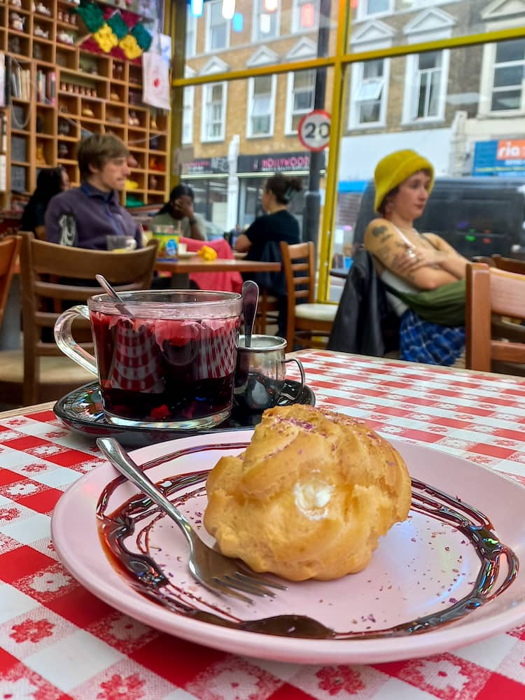 profitterol e tè alle rose in primo piano a Persepolis