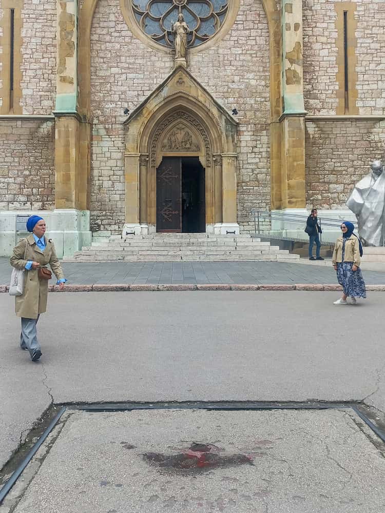 Una rosa di Sarajevo di fronte alla cattedrale