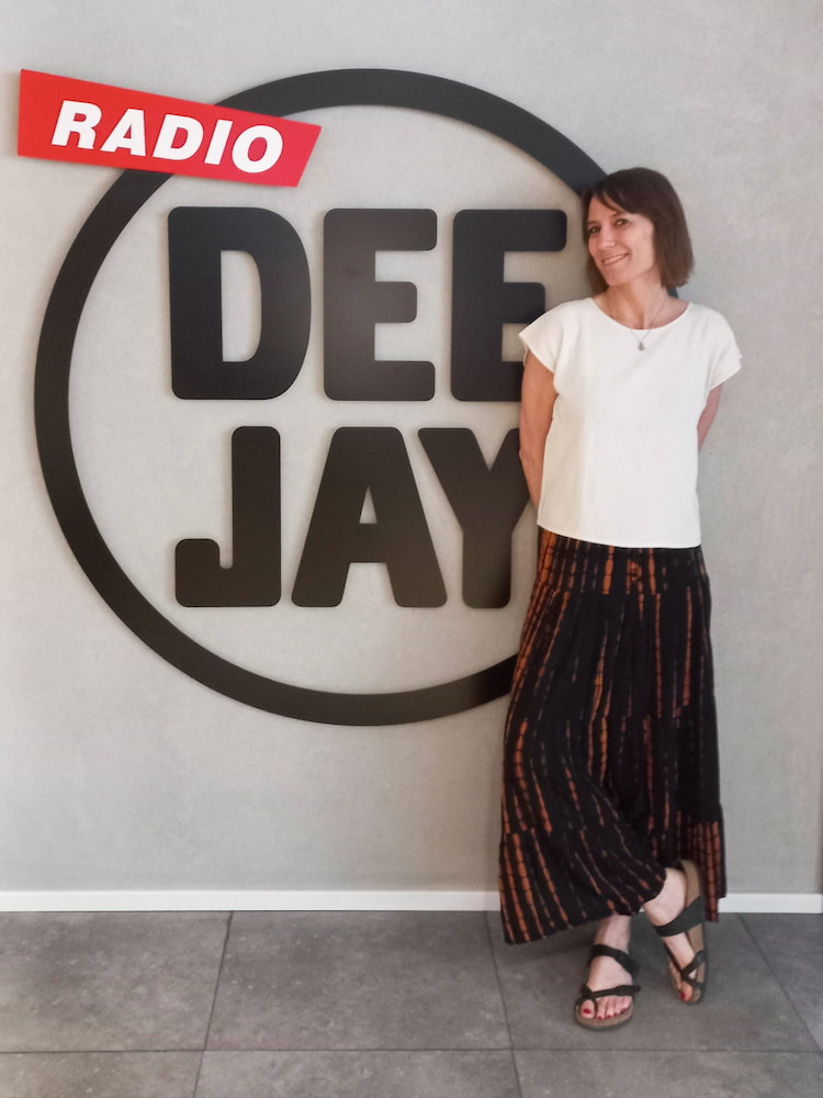 La sottoscritta vicino al logo di Radio DEEJAY negli studi di via Massena a Milano