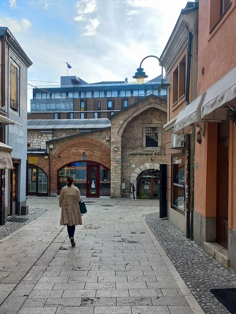 Una ragazza per le strade di Sarajevo