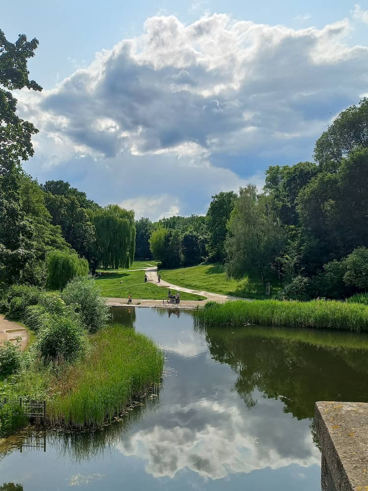 vista sul Rudolph Wilde Park, con il lago, le piante e i sentieri