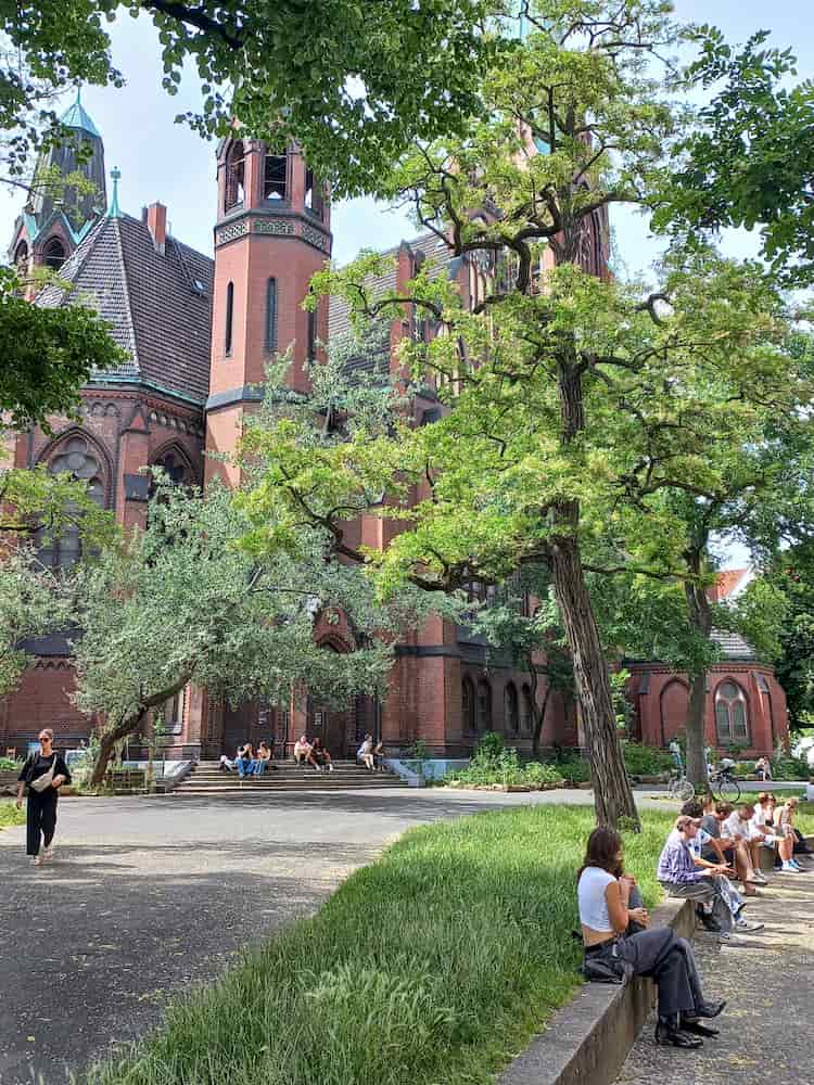 gente seduta fuori dalla apostel paulus kirche