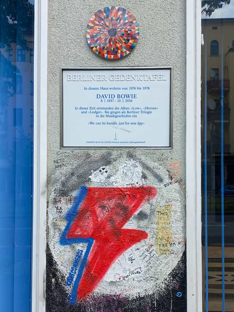 cosa vedere a Schöneberg: la targa dedicata a david bowie nel palazzo in cui visse dal 1976 al 1979