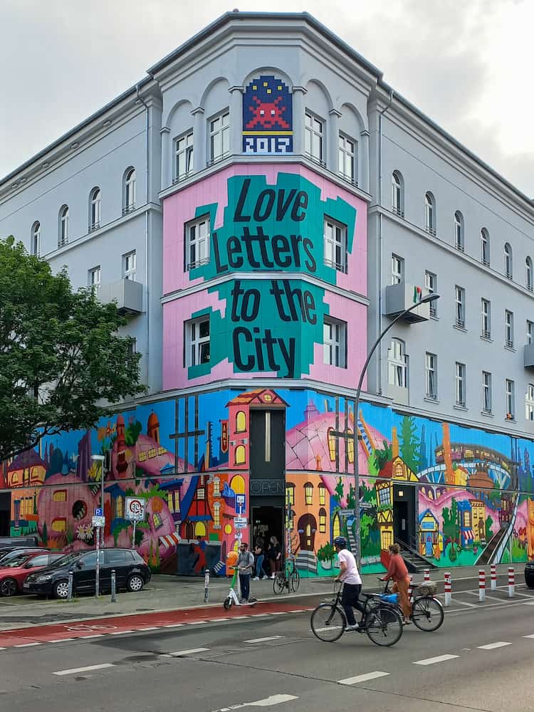 cosa vedere a Schöneberg: il palazzo che ospita URBAN UNION, abbellito dai graffiti
