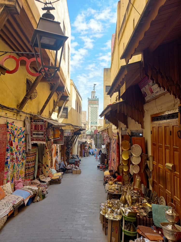 vicolo di fes con sullo sfondo il minareto di una moschea