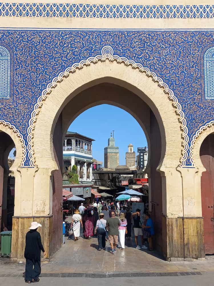 Cose da fare a Fes: passare per Bab Boujloud, con i minareti sullos fondo