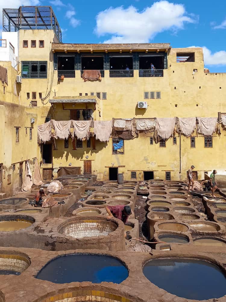 Cose da fare a Fes - la conceria chaouware con le vasche a cielo aperto