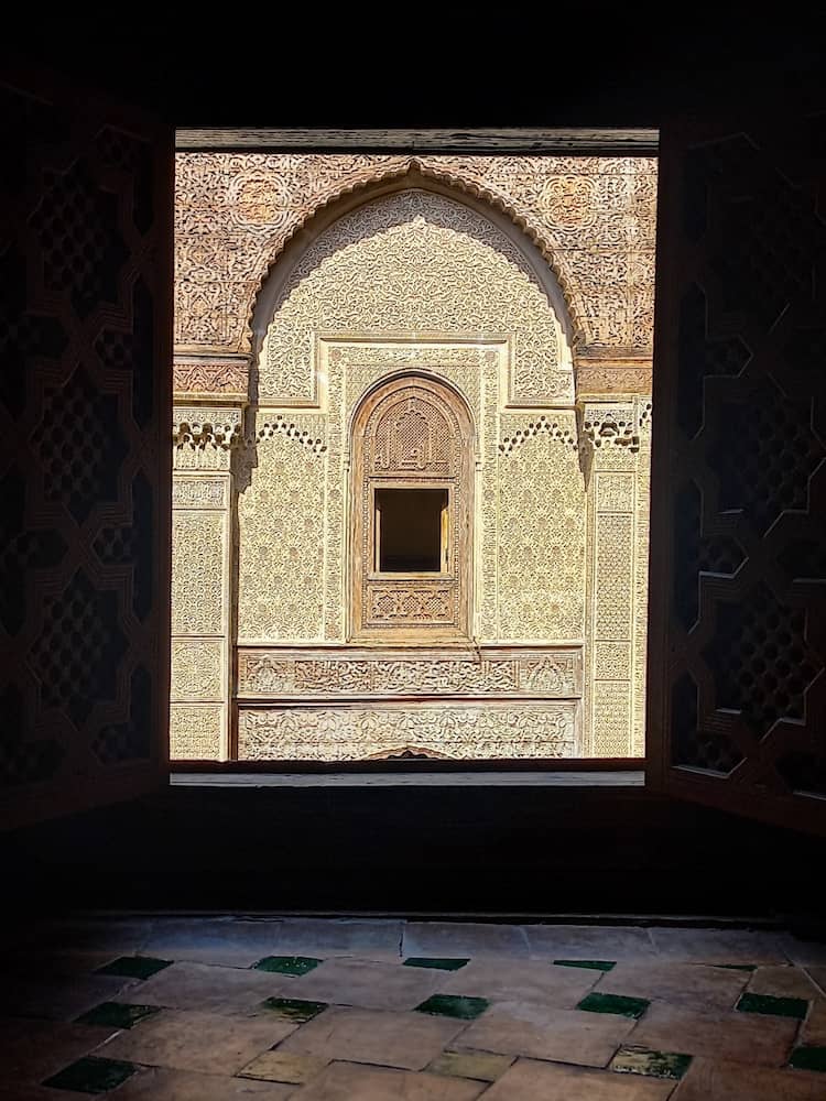 La facciata di un palazzo riccamente decorato