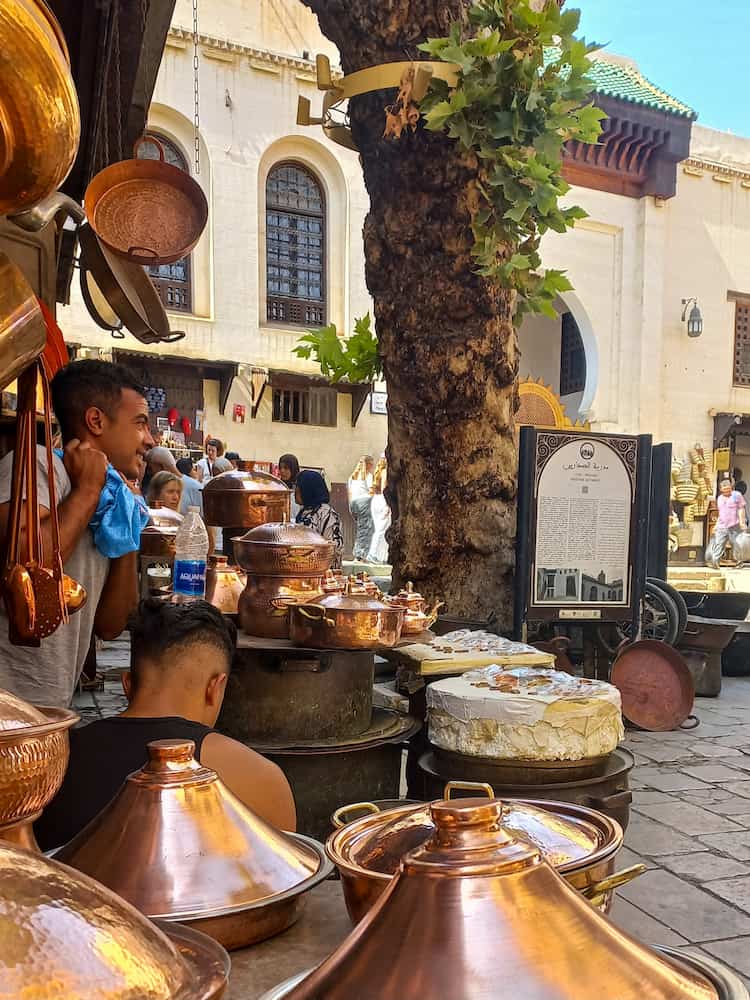 Cose da fare a Fes - vedere place seffarine con i ramai all'opera