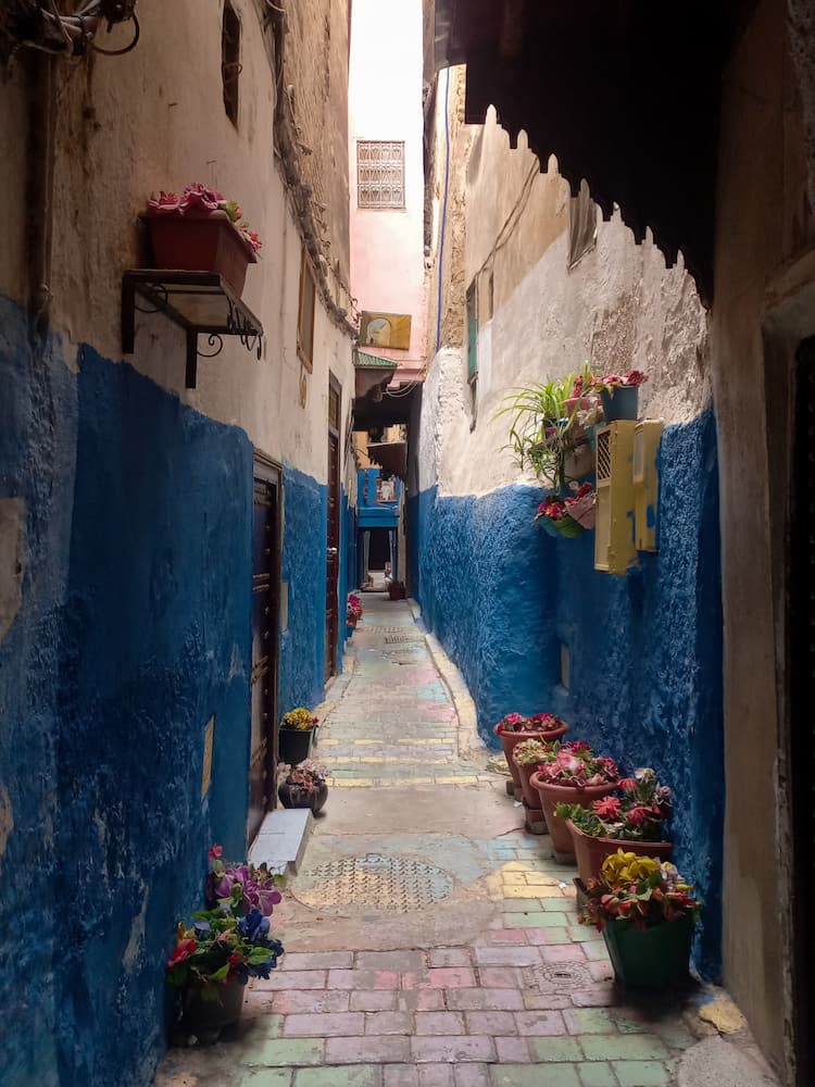 Vicolo solitario mezzo biano e mezzo blu